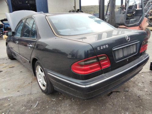  MERCEDES-BENZ CLASE E (BM 210) BERLINA 