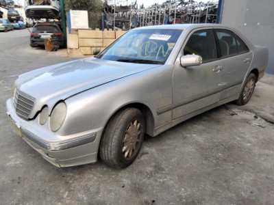 MERCEDES-BENZ CLASE E (BM 210) BERLINA