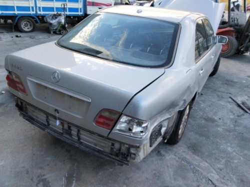  MERCEDES-BENZ CLASE E (BM 210) BERLINA 