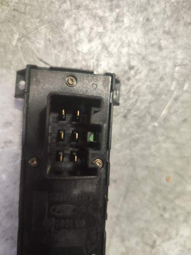 MANDO ELEVALUNAS DELANTERO IZQUIERDO Ford FOCUS BERLINA (CAP) 