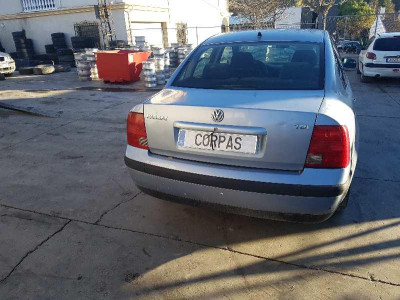 VOLKSWAGEN PASSAT BERLINA (3B2)