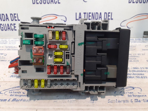  CAJA RELES / FUSIBLES 