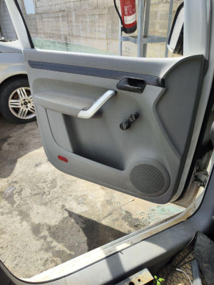 GUARNECIDO PUERTA DELANTERA IZQUIERDA
