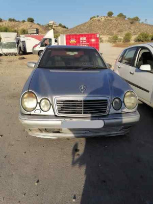 MERCEDES-BENZ CLASE E (BM 210) BERLINA