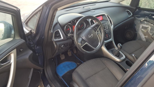 Opel Astra J Berlina 5p (12.2009->) — vehículo donante para recambios 