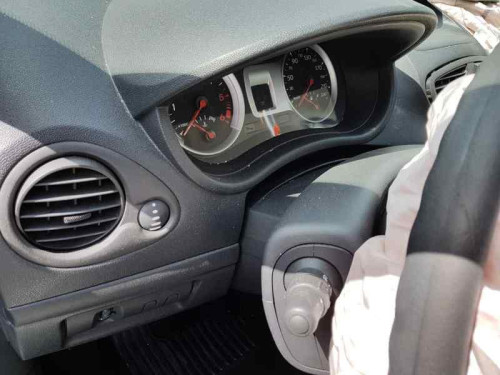 RENAULT CLIO III — vehículo donante para recambios 