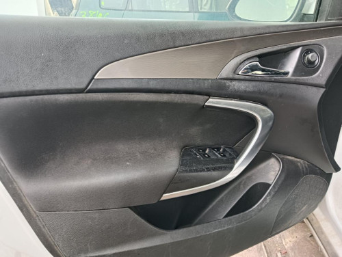 OPEL INSIGNIA BERLINA — vehículo donante para recambios 