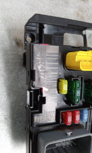  CAJA RELES / FUSIBLES 