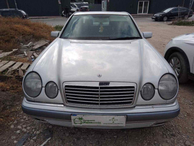 MERCEDES-BENZ CLASE E (BM 210) BERLINA