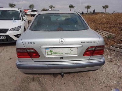 MERCEDES-BENZ CLASE E (BM 210) BERLINA