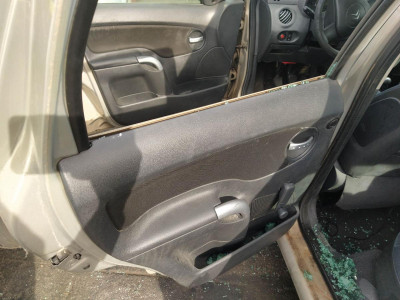 GUARNECIDO PUERTA TRASERA IZQUIERDA