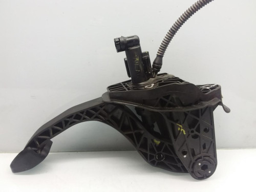 PEDAL EMBRAGUE 