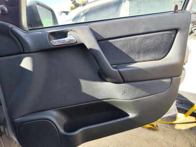 GUARNECIDO PUERTA DELANTERA DERECHA