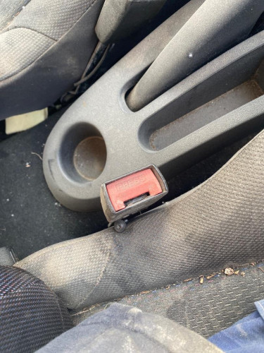 ENGANCHE CINTURON DELANTERO DERECHO Renault CLIO III 