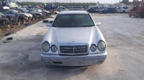  MERCEDES-BENZ CLASE E (BM 210) BERLINA 