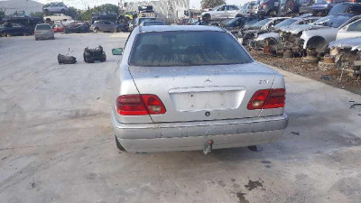 MERCEDES-BENZ CLASE E (BM 210) BERLINA
