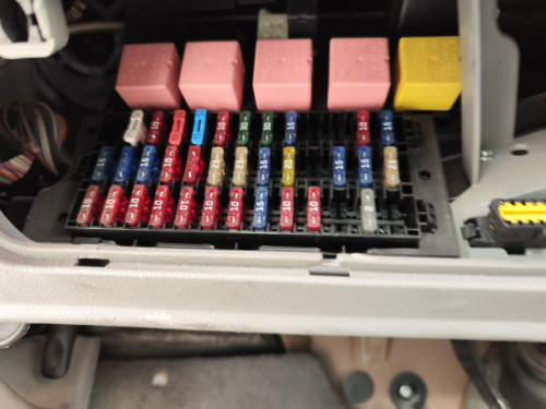 CAJA RELES / FUSIBLES used