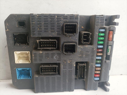  CAJA RELES / FUSIBLES 