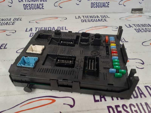  CAJA RELES / FUSIBLES 