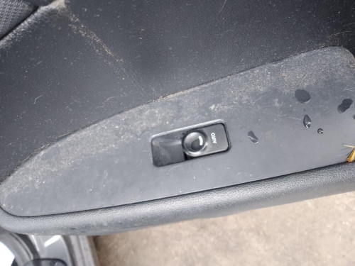 MANDO ELEVALUNAS DELANTERO DERECHO Hyundai I30 (FD) 