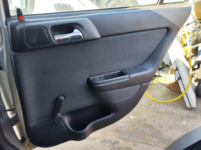 GUARNECIDO PUERTA TRASERA DERECHA