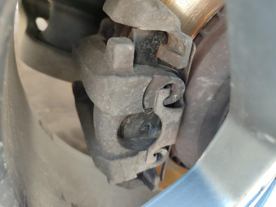 PINZA DE FRENO TRASERA IZQUIERDA
