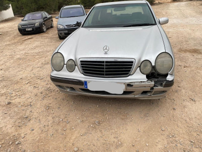 MERCEDES-BENZ CLASE E (BM 210) BERLINA