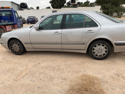 MERCEDES-BENZ CLASE E (BM 210) BERLINA