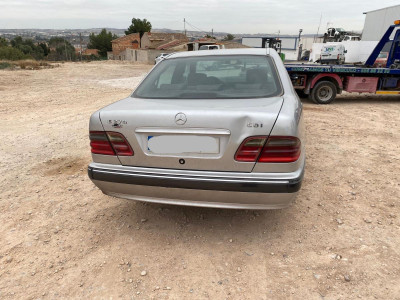 MERCEDES-BENZ CLASE E (BM 210) BERLINA