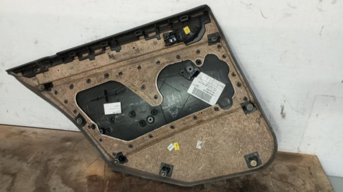 GUARNECIDO PUERTA TRASERA DERECHA de segunda mano