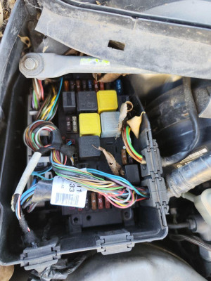 CAJA RELES / FUSIBLES