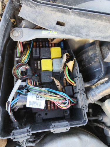 CAJA RELES / FUSIBLES б/у