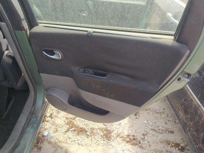 GUARNECIDO PUERTA TRASERA DERECHA