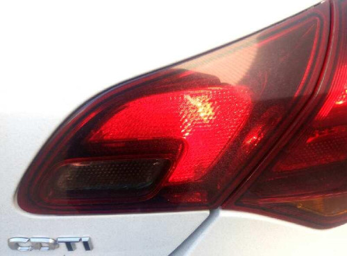 PILOTO TRASERO DERECHO INTERIOR Opel ASTRA J BERLINA 5P 