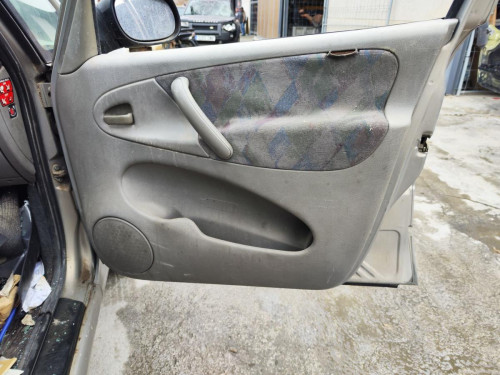 GUARNECIDO PUERTA DELANTERA DERECHA de segunda mano