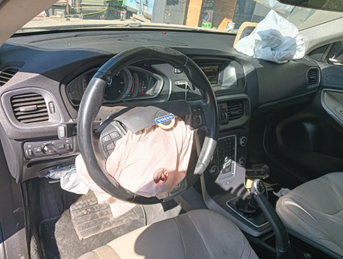 VOLVO V40 — vehículo donante para recambios 