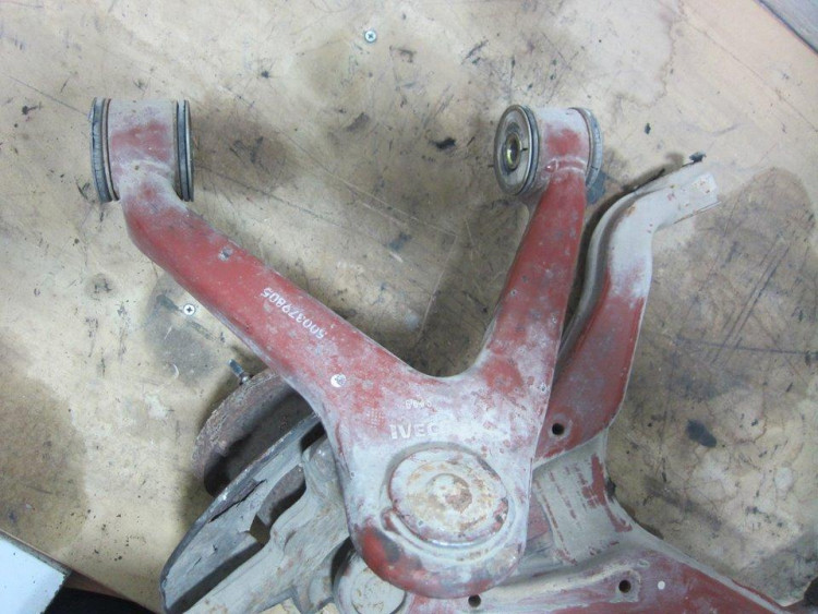 BRAZO SUSPENSION SUPERIOR DELANTERO DERECHO