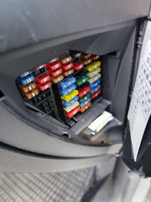 CAJA RELES / FUSIBLES