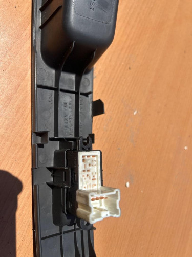MANDO ELEVALUNAS DELANTERO DERECHO Nissan MICRA (K12E) 