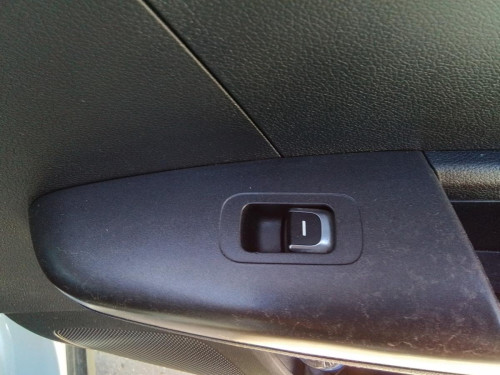  MANDO ELEVALUNAS TRASERO DERECHO KIA SPORTAGE (QL) 