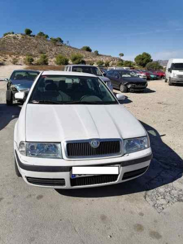 SKODA OCTAVIA BERLINA (1U2) — vehículo donante para recambios 