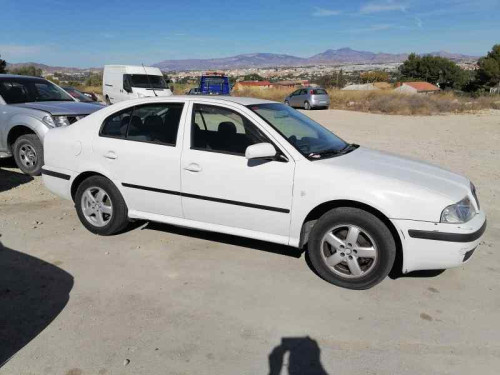 SKODA OCTAVIA BERLINA (1U2) — vehículo donante para recambios 