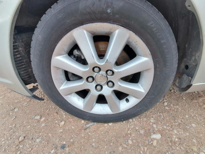 TOYOTA AVENSIS BERLINA (T25)