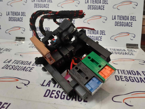  CAJA RELES / FUSIBLES 