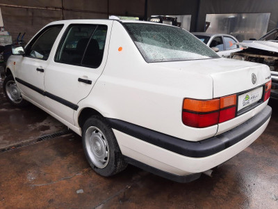 VOLKSWAGEN VENTO (1H2)