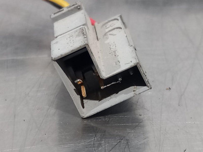 PRETENSOR AIRBAG DERECHO