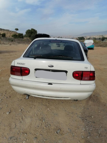 FORD ESCORT BERL./TURNIER — vehículo donante para recambios 