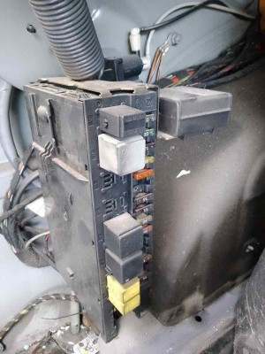 CAJA RELES / FUSIBLES