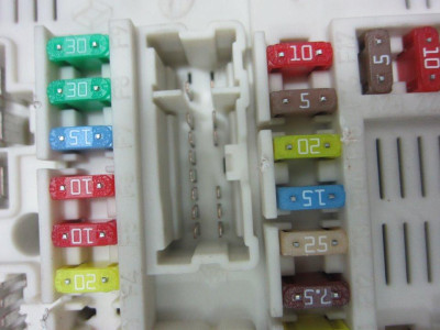 CAJA RELES / FUSIBLES