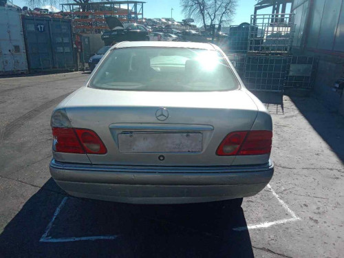  MERCEDES-BENZ CLASE E (BM 210) BERLINA 